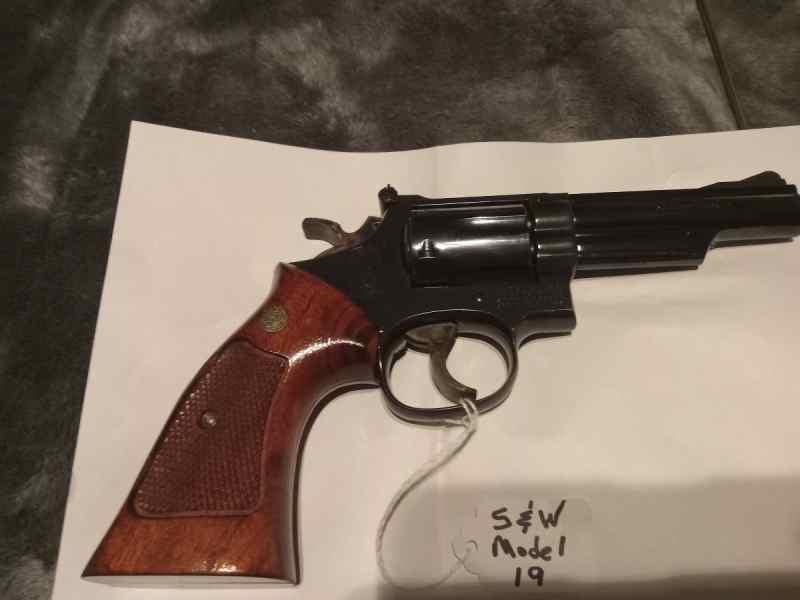 S&amp;W Model 19-4 357 mag. 3.5&quot; barrel wood grips