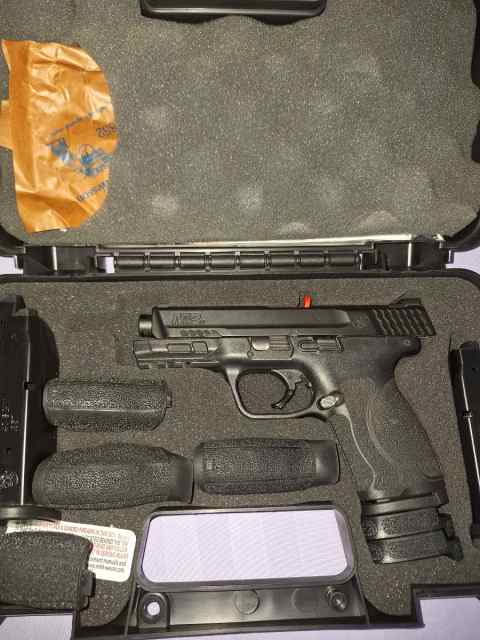 Like new smith and wesson m&amp;p 2.0 compact 40 cal