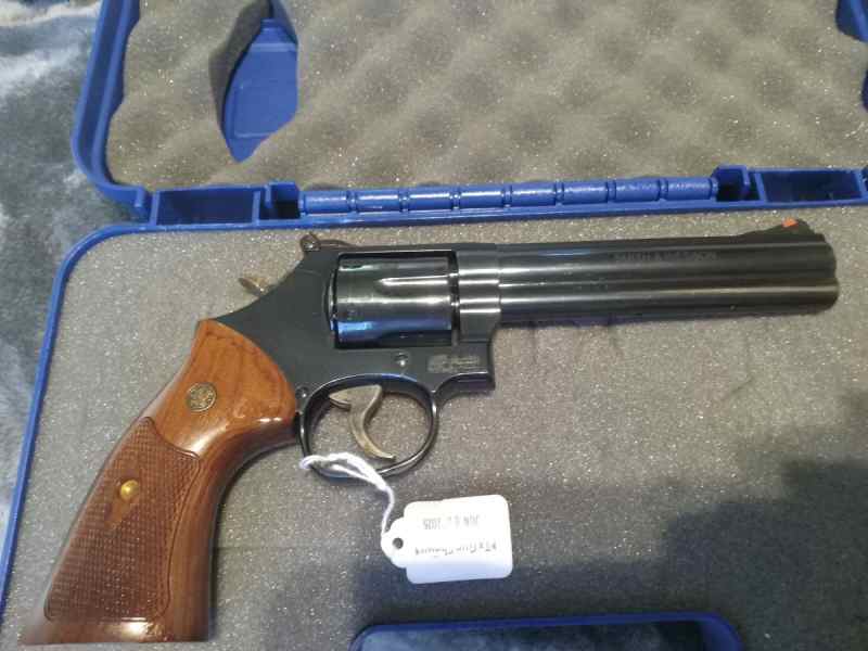 S&amp;W 586-5 357 mag. 6&quot; barrel wood grips